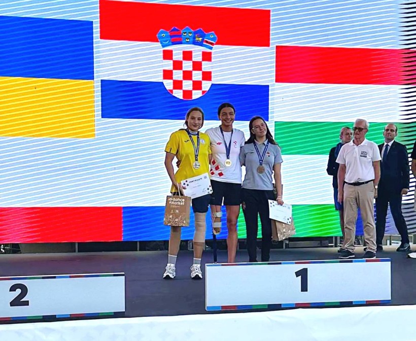 Вероніка Коржова тримає нагороди разом з іншими спортсменками в Стамбулі.