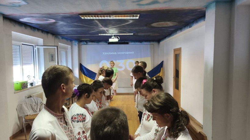 Вихованці Дружківського дитячого будинку-інтернату вшановують загиблих на хвилині мовчання