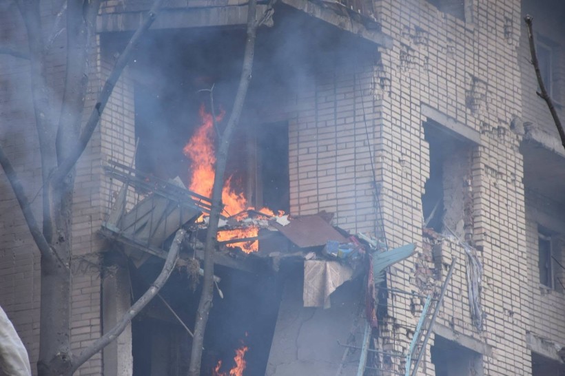 Пожежа в пошкодженому ворожим обстрілом будинку