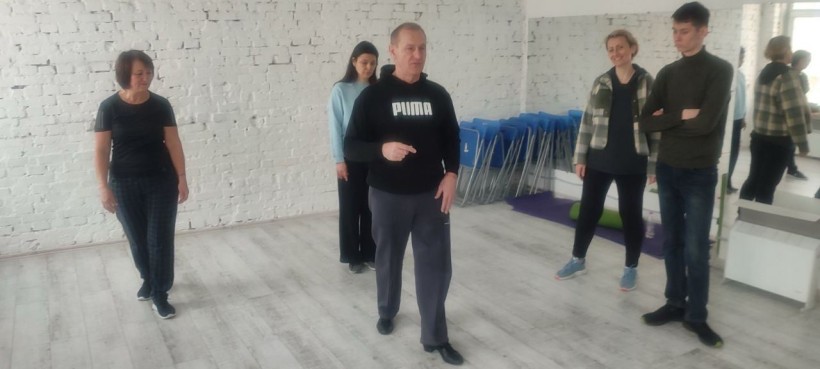 Володимир проводить заняття з латиноамериканських танців для дорослих