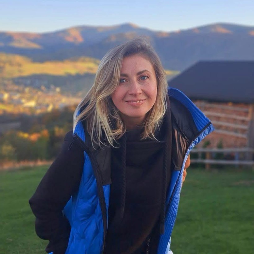 Олена Біла на фоні гірського пейзажу