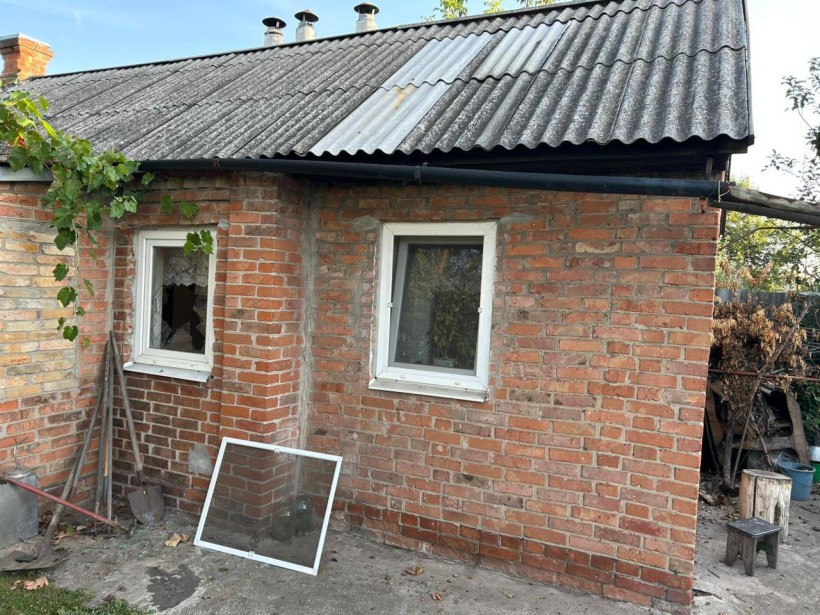 Будинок з вибитими вікнами після ворожого обстрілу