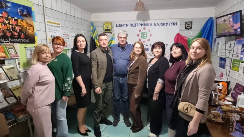 Спільне фото зустрічі зі швейцарським культурним і громадським діячем, засновником Українського культурного центру «Prostir» Урбаном Фраєм та представниками Бахмутської громади.