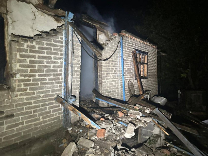 Зруйнована та згоріла через обстріл окупантів будівля.