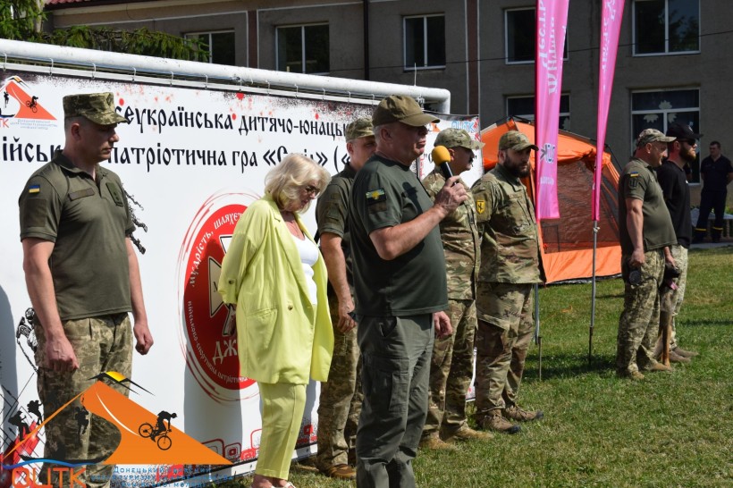 Урочисте відкриття вишколу «Січ незламних»: організатори, військові та почесні гості вітають учасників гри «Сокіл» («Джура»).