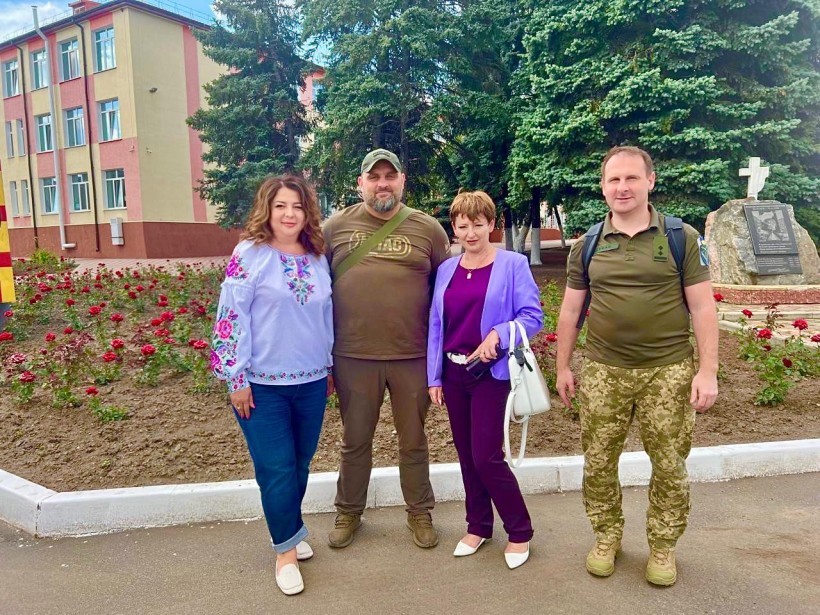 Освітяни та військові під час зустрічі з молоддю в смт Олександрівка в межах проєкту «Наша Донеччина. Наш дім. Наша фортеця».