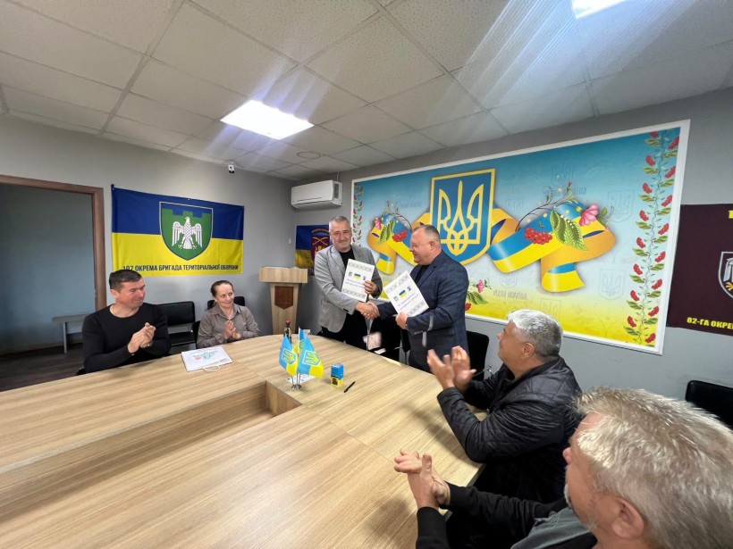 Начальник Сіверської міської військової адміністрації Олексій Воробйов та Великокучурівський сільський голова Василь Тодеренчук підписують меморандум