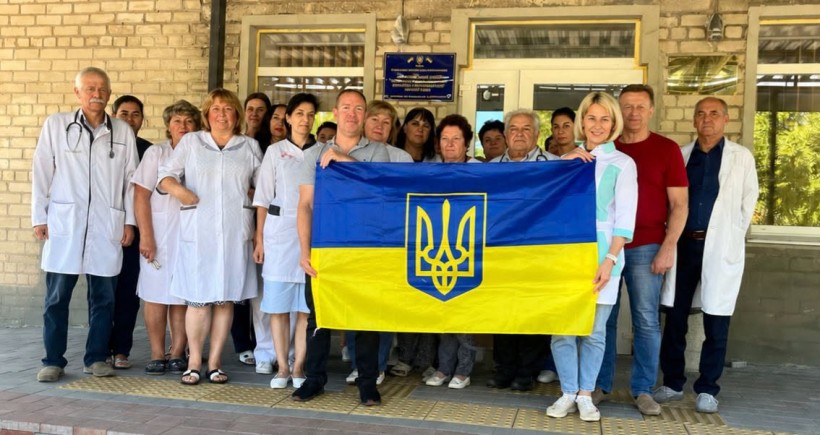 Медики Очеретинської та Верхівцевської громад разом розгорнули Прапор України