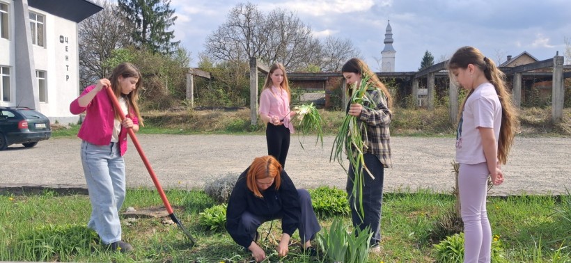 Дівчата саджають квіти.