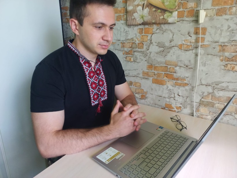 Фахівець профільного управління Донецької ОДА бере участь у брифінгу