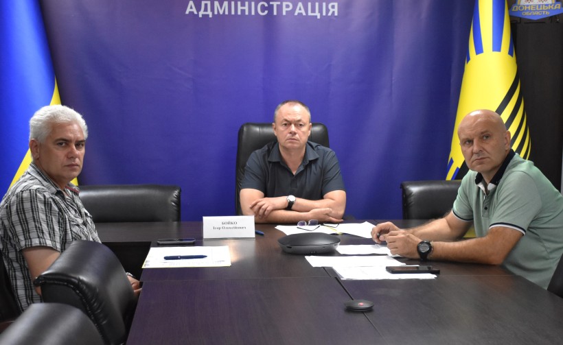 Ігор Бойко, Олег Ставицький та Олександр Вдовенко слухають доповідб керівництва Добропільської громади