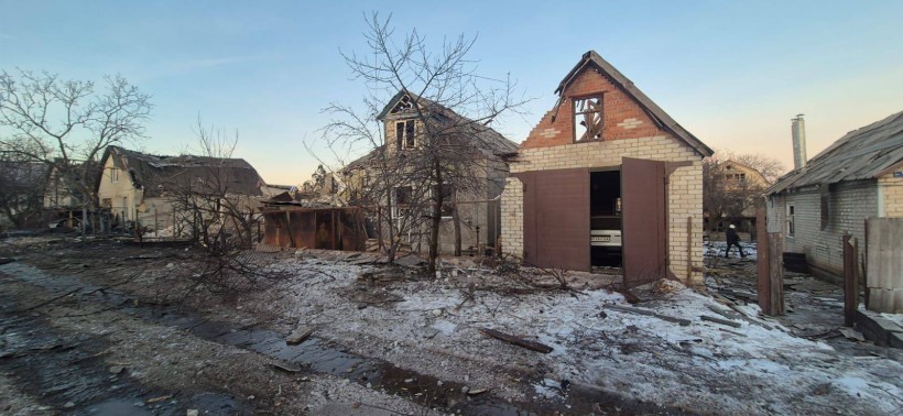 Зруйнований будинок після ворожого обстрілу