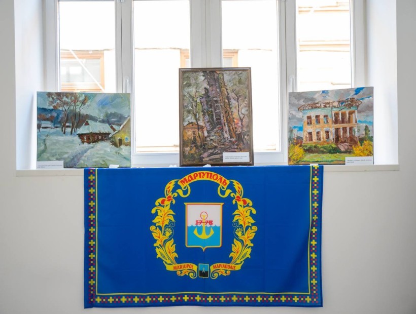 Картини художника на підвіконні та прапор Маріуполя