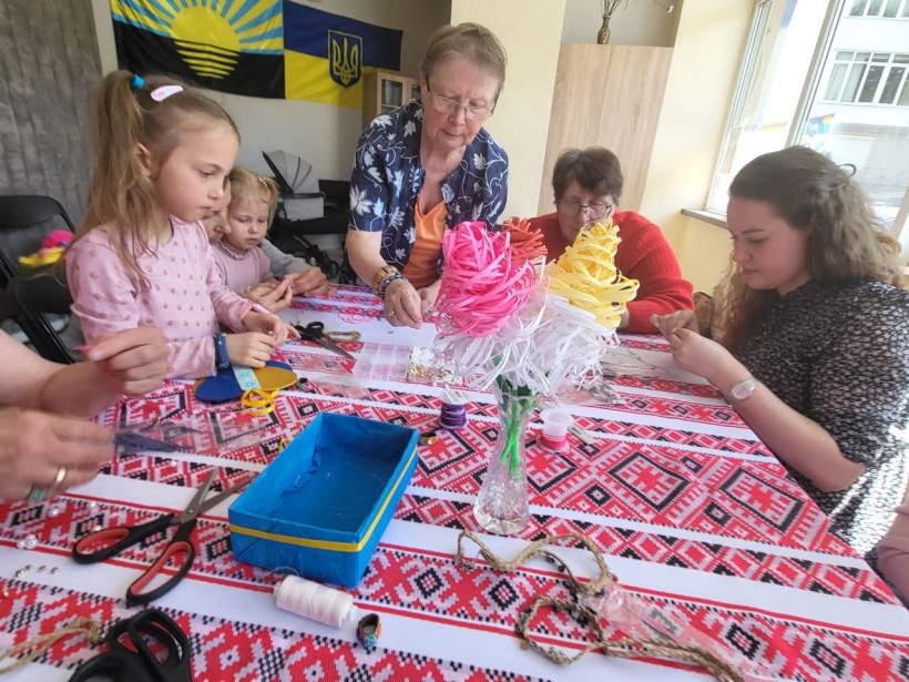 На заході «Мамо, ти сонечко у моєму житті!» матусі з дітьми  робили поробки, вшанували роль матері в житті кожної людини.