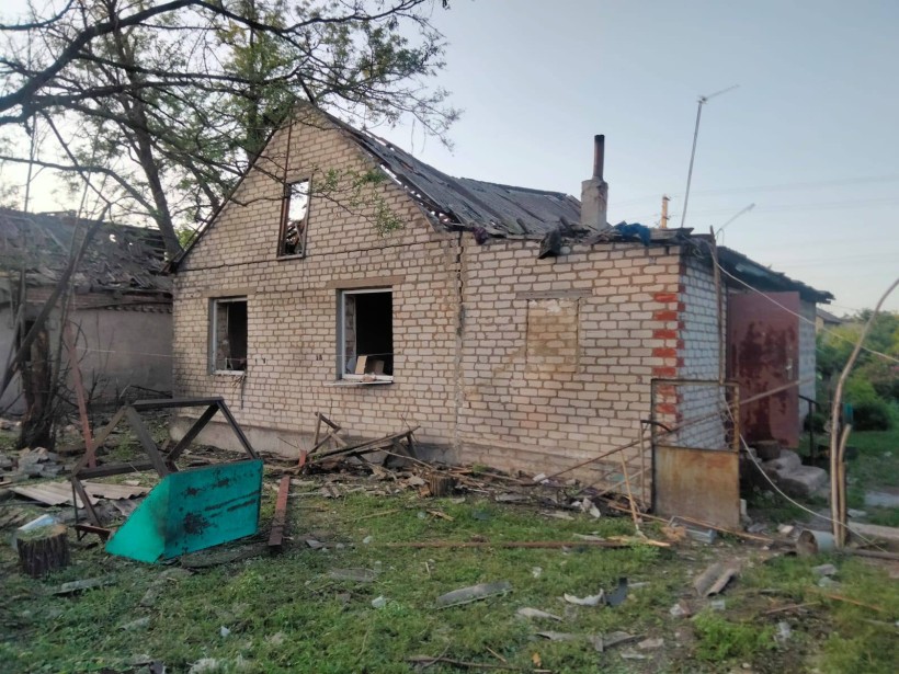 Зруйноване житло через ворожий обстріл.