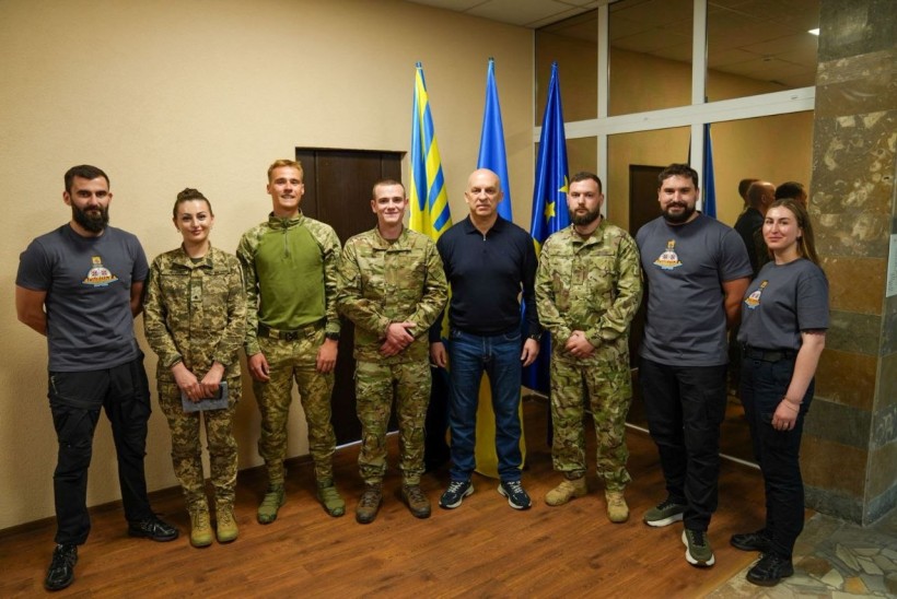Військовослужбовці та ветерани - члени Молодіжної ради при Донецькій ОДА стоять разом з Вадимом Філашкіним