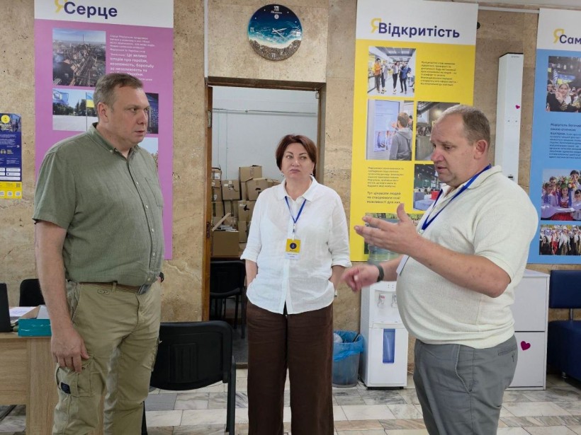 Заступник голови Донецької облдержадміністрації Олександр Шевченко разом з працівниками центру