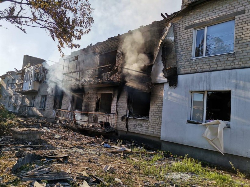 Пошкоджена та обгоріла будівля після ворожого обстрілу