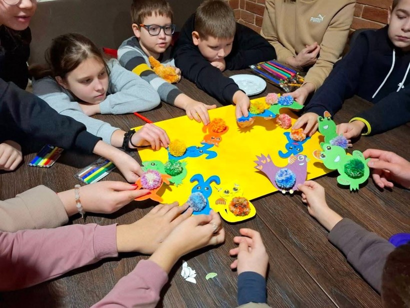 Діти роблять аплікації