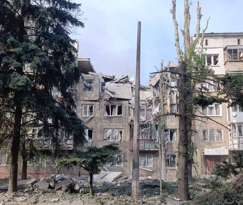 Зруйнована багатоповерхівка після ворожого обстрілу