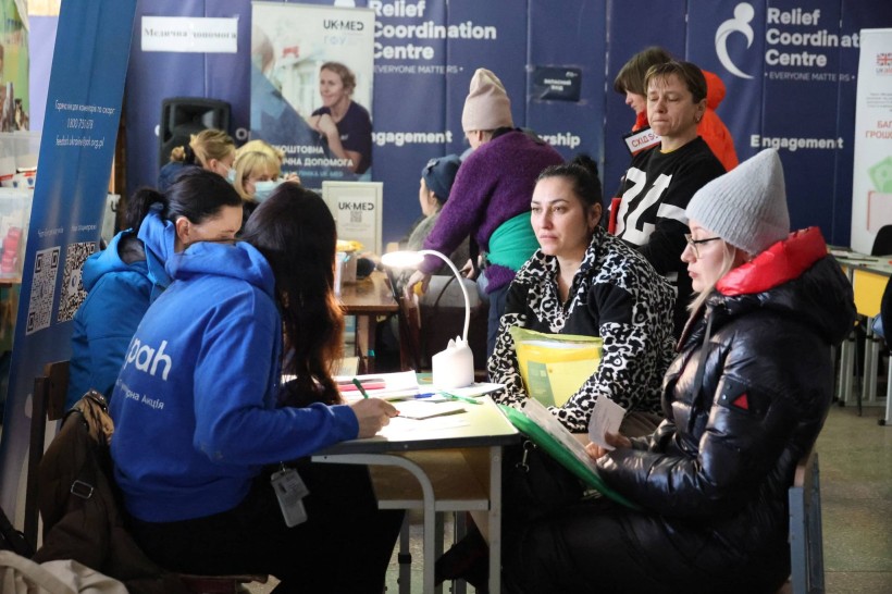 Волонтери працюють з переміщеними особами в хабі