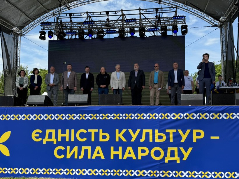 Учасники фестивалю на сцені з написом "Єдність культур - сила народу"