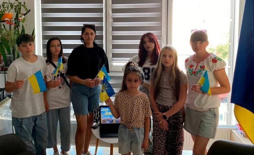 Під час години державності «У мирі й любові живи, Україно!» та вікторини «Моя єдина Україна», які проходили у Культурному просторі Торецької громади (м. Хмельницький), діти з Донеччини із захопленням поринули в історію, дізнаючись про важливі етапи становлення незалежності.