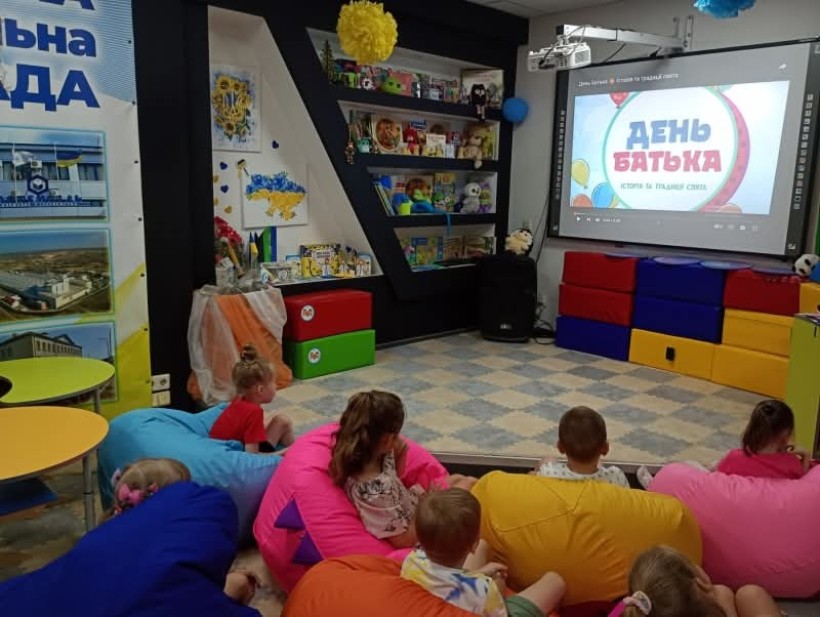 У освітньому просторі гуманітарного центру підтримки ВПО Соледарської громади «Соледар: дорога додому» (м. Дніпро) під час заняття «Мій татусь» діти ознайомилися з роллю батька в родині, говорили про відповідальність, любов і повагу.