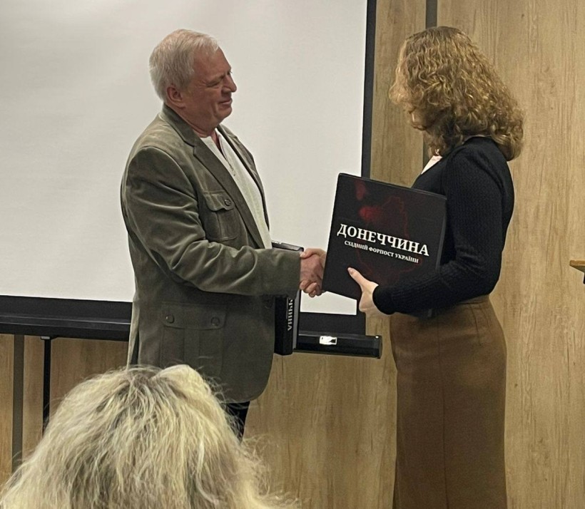Директор департаменту освіти і науки Донецької ОДА передає книгу про Донеччину