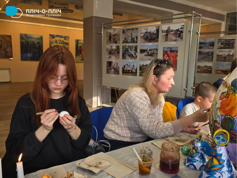 Учасниці майстер-класу створюють прикраси для дерева