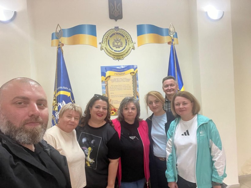 Учасники робочої групи з представниками департаменту освіти і науки облдержадміністрації та Донецького обласного інституту післядипломної педагогічної освіти в холі Національної академії педагогічних наук України, де розташований освітній хаб