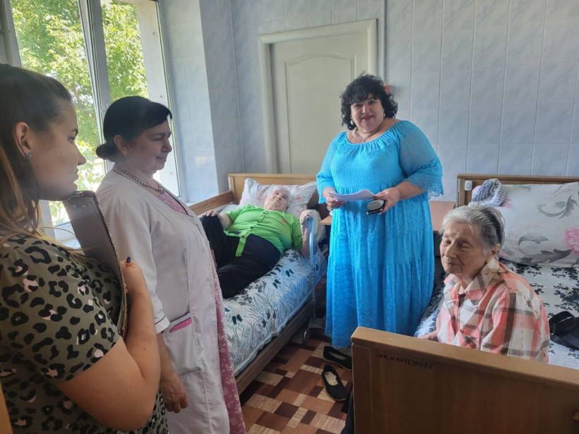 Волонтери та евакуйована родина на ліжках