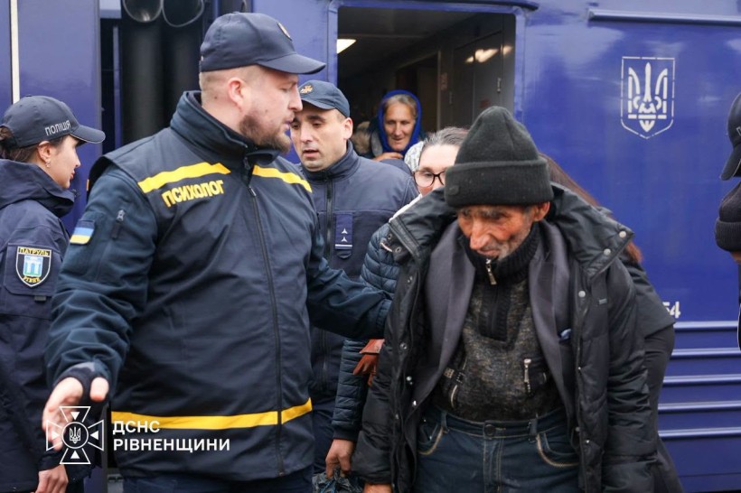 Рятувальники зустрічають евакуйованих людей з потяга