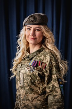 Рита Зацепіліна – учасниця обласного конкурсу «Жінка Донеччини» 2025 року, номінація «Серце в броні»