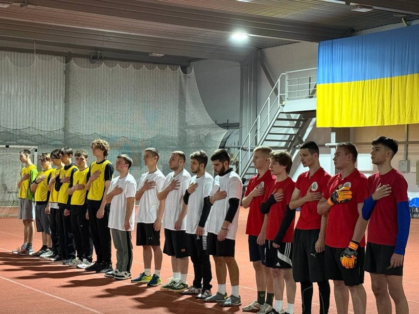 Три команди під час виконання Державного Гімну України