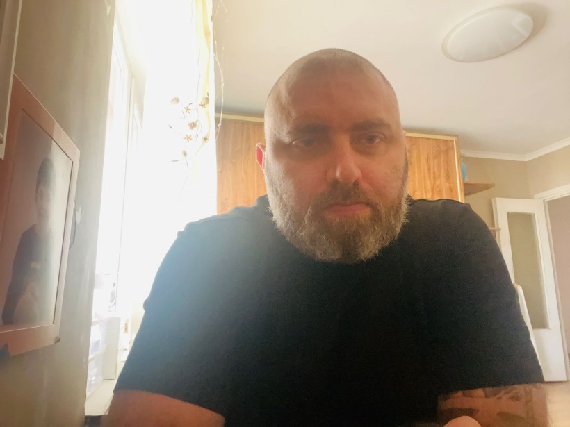 Начальник управління з питань ветеранської політики облдержадміністрації Артур Насібян розповідає ветеранам та членам сімей загиблих (померлих) Захисників і Захисниць України про соціальні гарантії, які надаються на обласному та державному рівнях