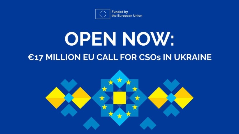 Синій банер ЄС із текстом про відкритий грантовий конкурс на €17 мільйонів для громадських організацій в Україні; внизу — орнамент у кольорах ЄС та України.