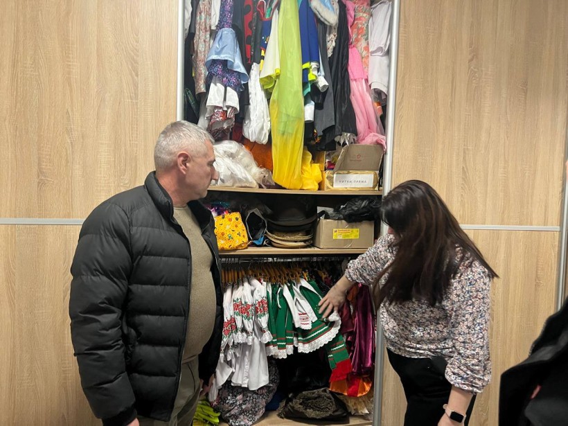 Начальнику Сіверської МВА Олексію Воробйову показують костюми в клубі