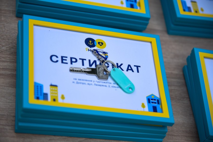 Сертифікати на отримання житла та ключі від кімнат в гуртожитку для переміщених осіб.