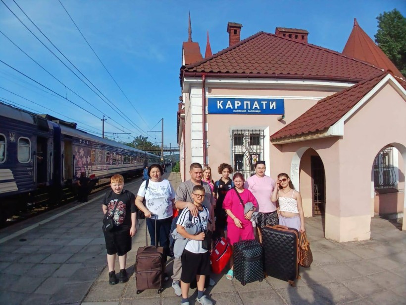 Спільне фото дітей на вокзалі станції "Карпати"