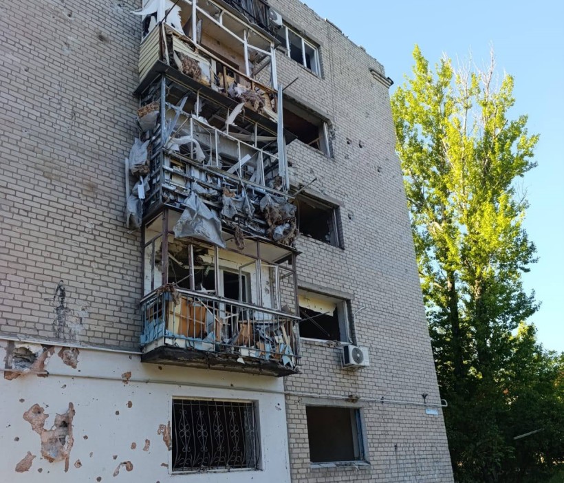 Зруйнований багатоповерховий будинок після ворожого обстрілу