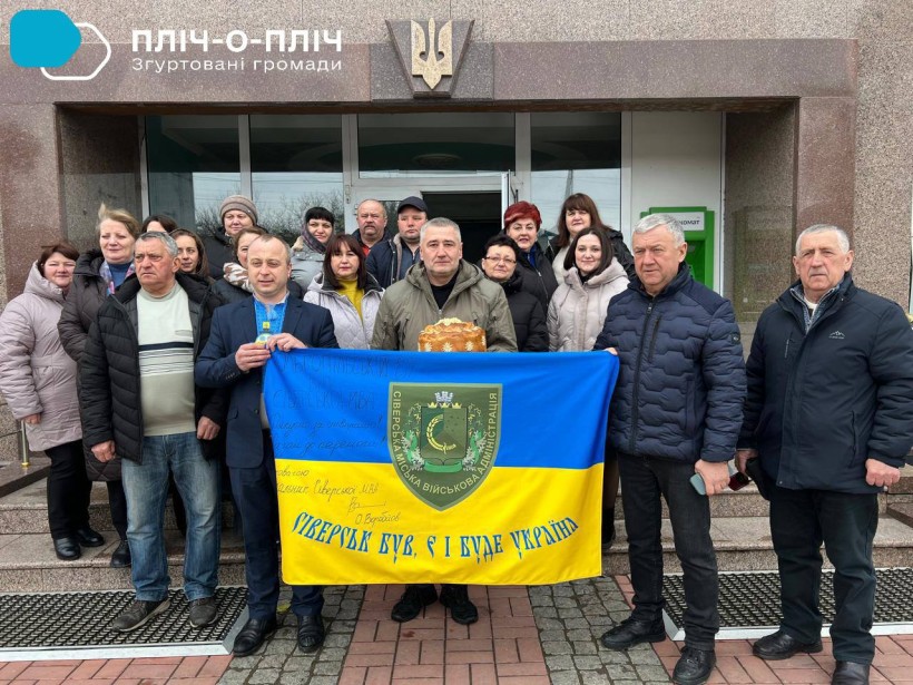 Спільне фото представників громад. Попереду прапор Северської громади.
