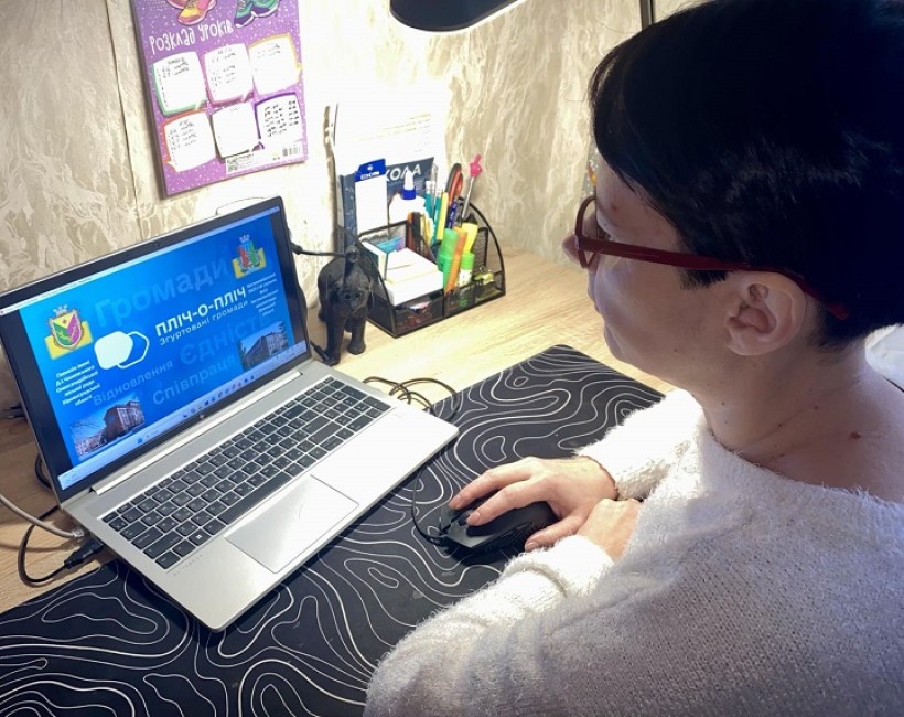 Учасниця зустрічі сидить перед ноутбуком