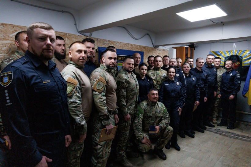 Правоохоронці батальйону патрульної поліції Краматорська та Словʼянська тримають нагороди, отримані від очільника Донеччини