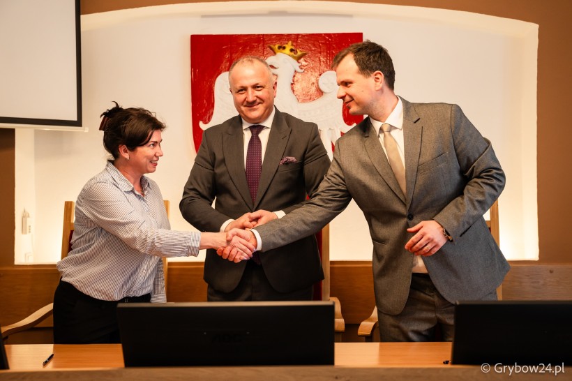 Представники громад стискають один одному руки.