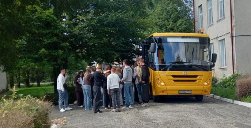 Група учнів Костянтинівського вищого професійного училища біля автобусу під час відвідування Теребовлянського академічного ліцею імені Ярослави Стецько.