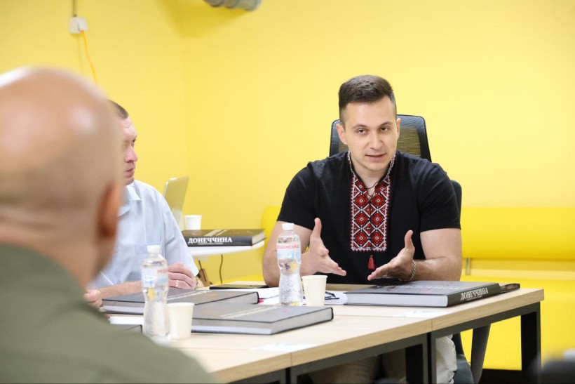 Вадим Філашкін спілкується з учасниками зустрічі.