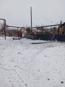 Пошкоджений будинок після ворожого обстрілу