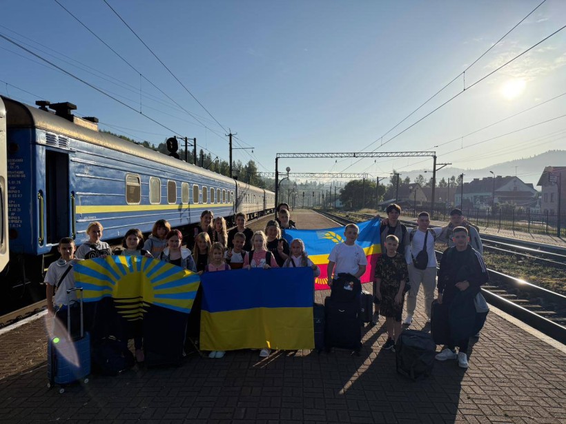Діти громади з прапорами України, Донеччини та Сіверської громади на пероні.