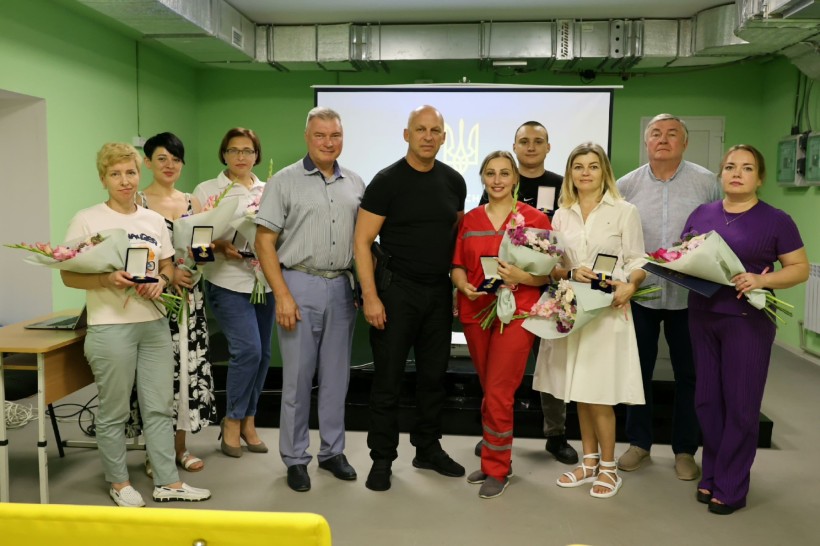 Вадим Філашкін разом із медиками Донеччини, які тримають квіти та нагороди.